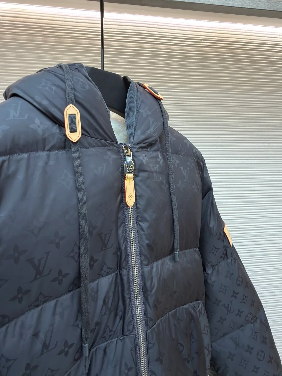 LOUIS VUITTON Presbyopia fleece lining cotton jacket ●Original version: Purchased and developed for 36500 ●Item number: 1680784-E10 ●Fabric: nylon fabric ●Technology: yarn-dyed jacquard production ●Version: fitted version ●Weight: about 1470 grams ●Size: 46-48-50-52 ●Description: The fabric is made of 75D nylon yarn-dyed jacquard fabric. We purchased a Y-version scanned pattern arrangement cycle to make a yarn-dyed pan head, and ordered weaving and dyeing of bulk fabrics. The bottom surface was painted to increase the feel of the fabric. The front panel + pocket double reduction pattern was cut by hand, and the back panel was centered to position the pattern. The inner lining is made of polyester lambswool fabric, and the inner liner is made of 32 0T anti-velvet gallbladder, machine-filled graphene fluffy cloud velvet material, infrared heat storage function, warmth retention ability comparable to down. The epaulettes, anti-slip buckles, and puller pendants are all made of real cowhide with three sets of embossing molds. The inside of the leather tag is filled with silicone material to create a three-dimensional letter effect. The overall wiring is straight and delicate, the fabric is comfortable and soft, and the color is consistent without color difference. It can be matched with the same style to create a fashionable look, and can be used in various occasions. Customized accessories, complete with three standards, same style for men and women!